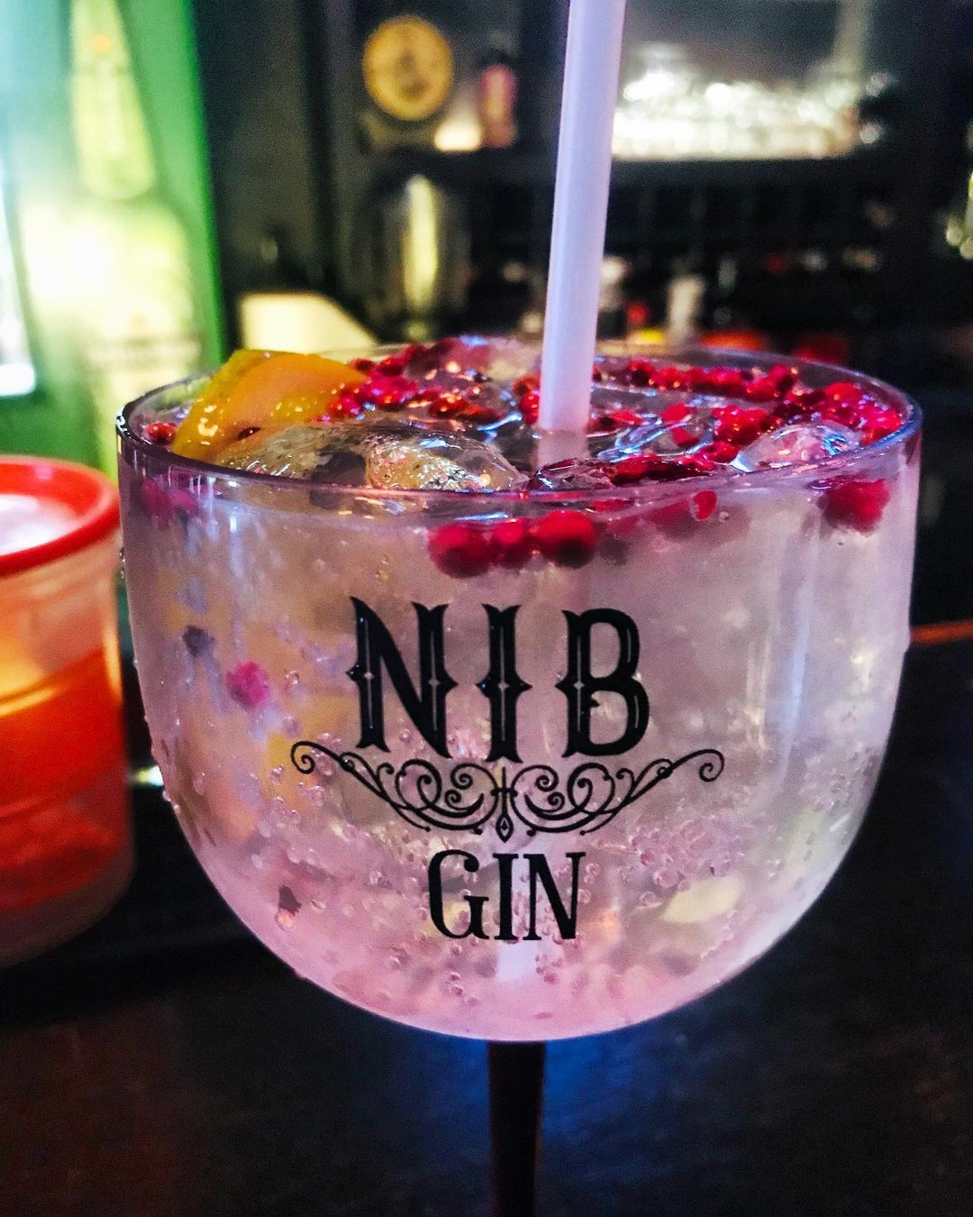 Drink NIB Gin com frutas vermelhas