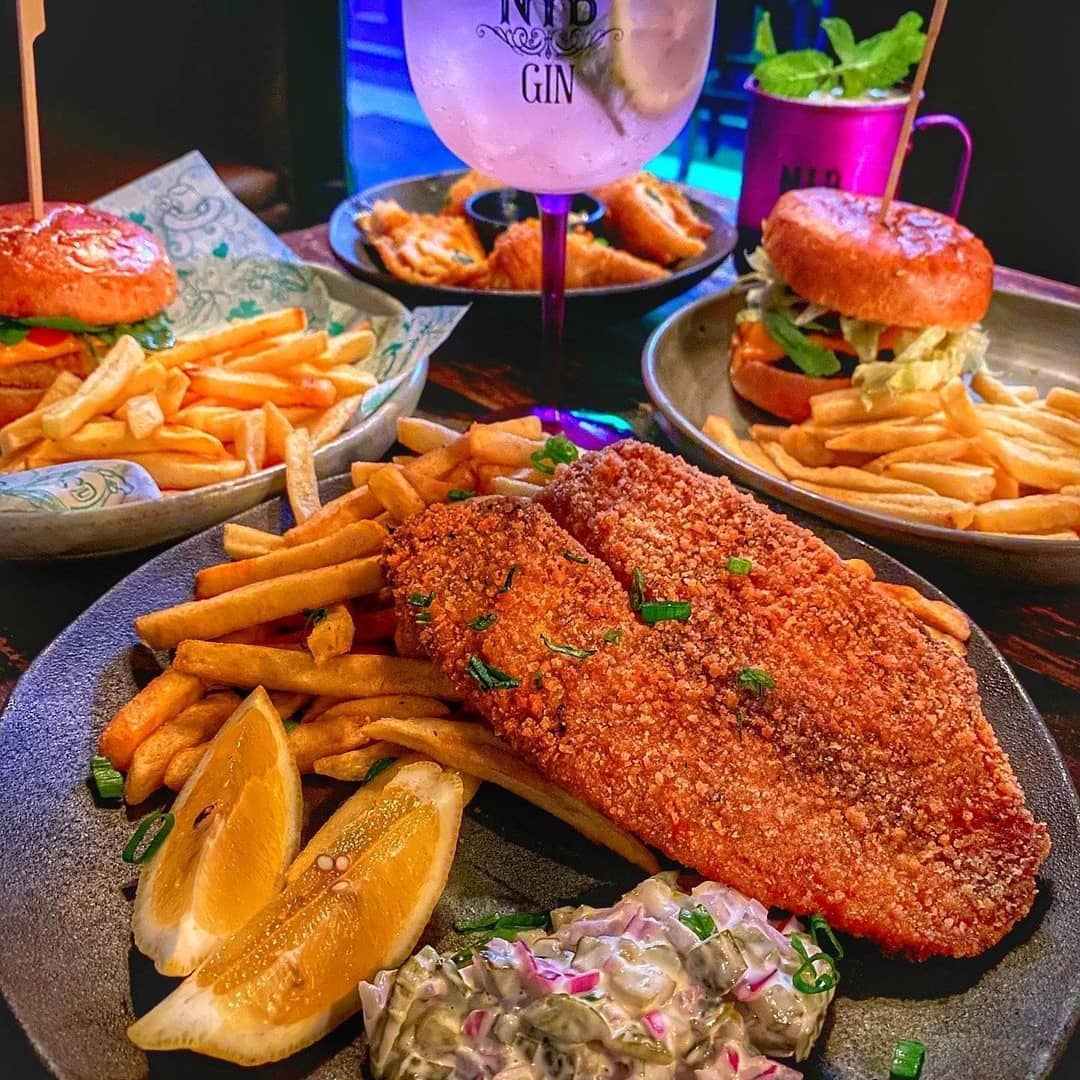 Peixe empanado com batatas fritas